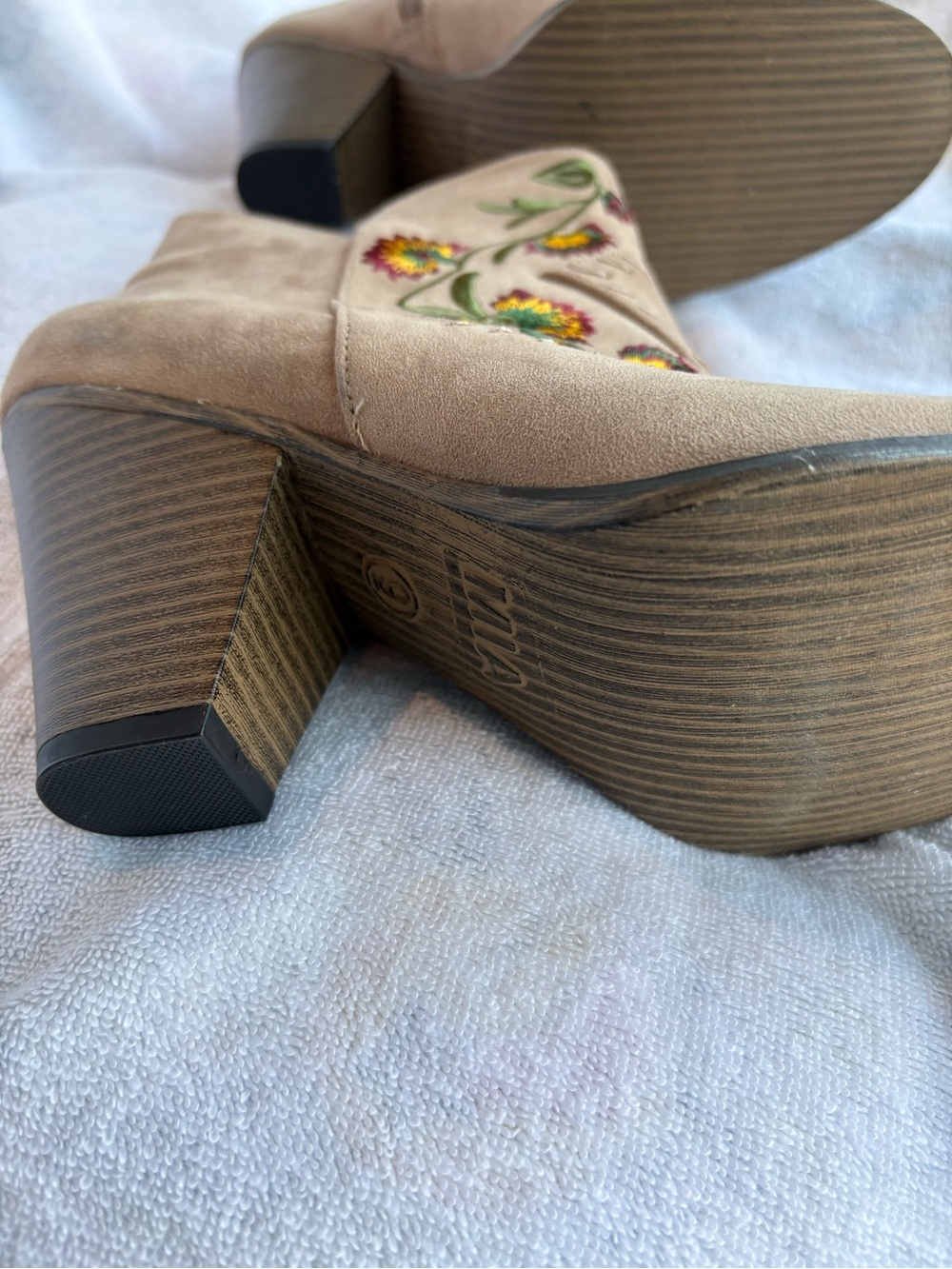 Embroidered Suede Ankle Boots - Taupe Zipper Size 9 low heel - Picture 8 of 11